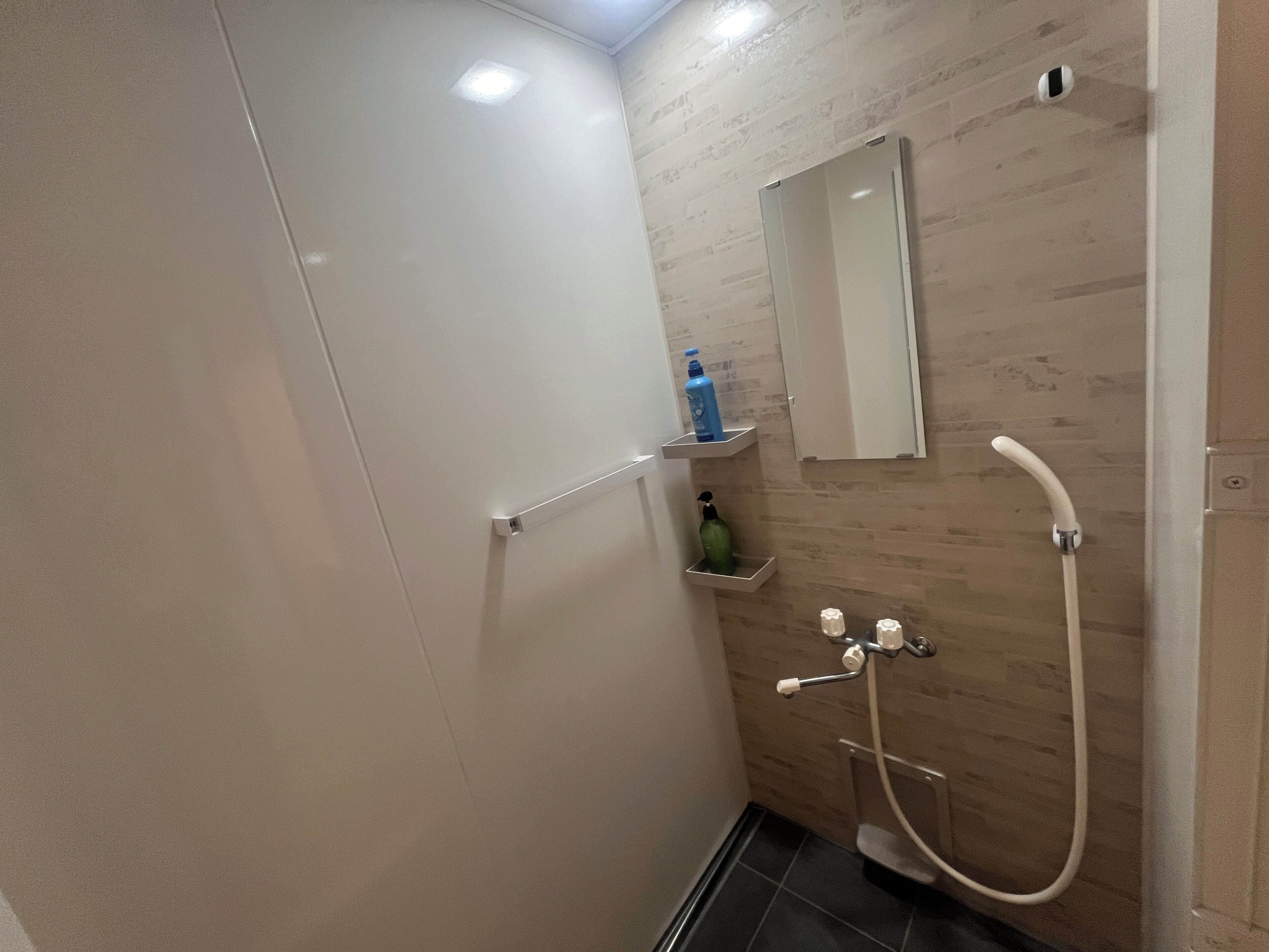 Chambre avec lits jumeaux | Salle de bain | Articles de toilette gratuits, sèche-cheveux, chaussons