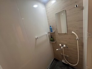 Kamar Twin | Kamar mandi | Perlengkapan mandi gratis, pengering rambut, sandal, dan handuk