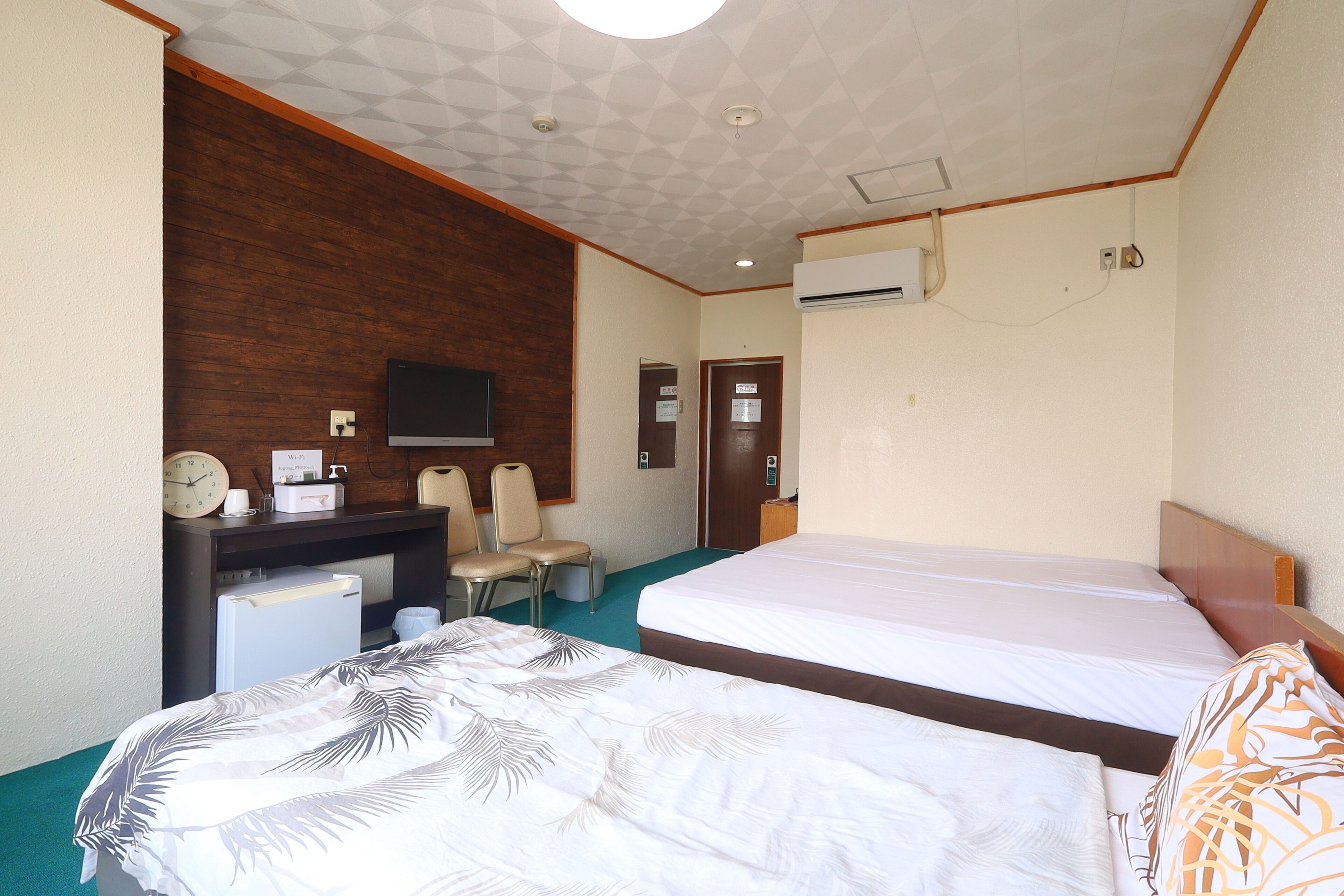 Triple Room, Non Smoking | Desk, blackout curtains, free WiFi, bed sheets
