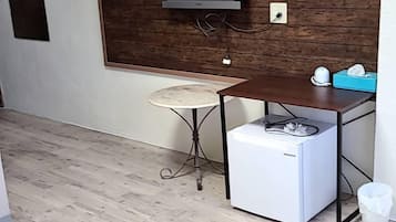 Standard Room, Non Smoking | Desk, blackout drapes, free WiFi