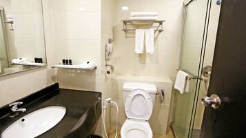 Un baño con lavabo, inodoro y ducha.