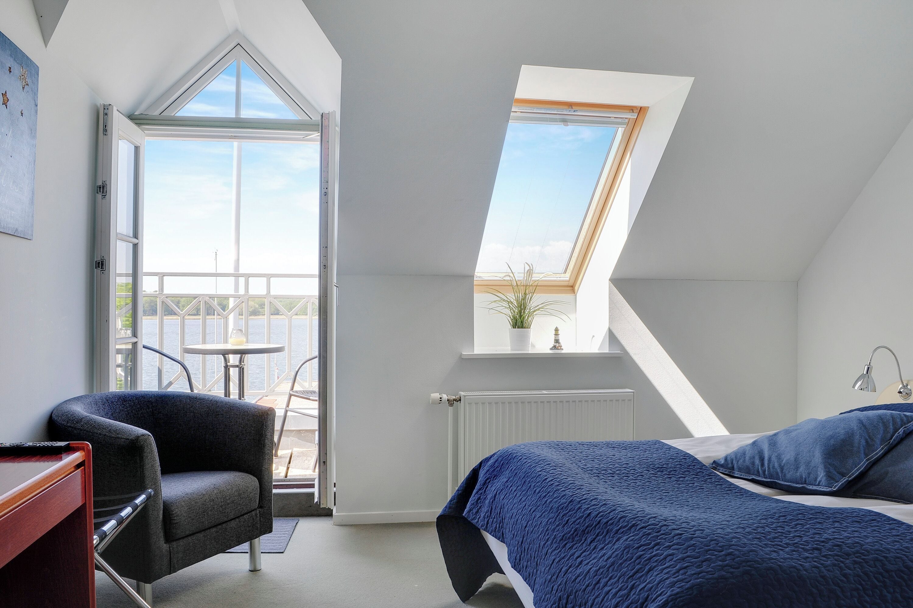 Kahden hengen superior-huone, parveke | Ylelliset vuodevaatteet, työpöytä, pimennysverhot, silitysrauta/-lauta