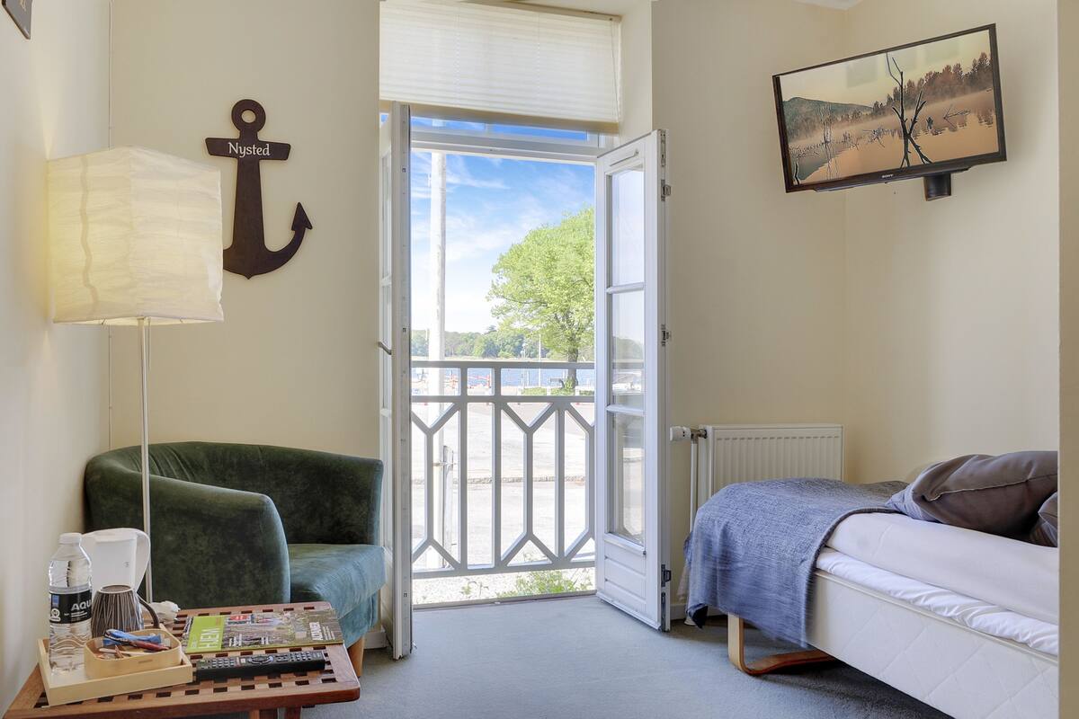 Single Room | Premium bedding, desk, blackout curtains