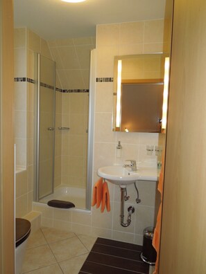 Shower, hair dryer, towels - Hotel Gode-Wind (Kiel)
