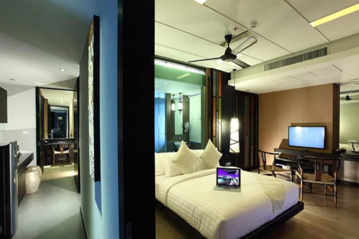 Minibar, värdeförvaringsskåp på rummet och skrivbord