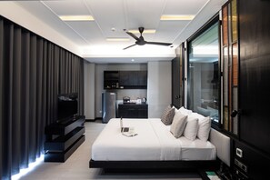 Minibar, coffres-forts dans les chambres, bureau, rideaux occultants