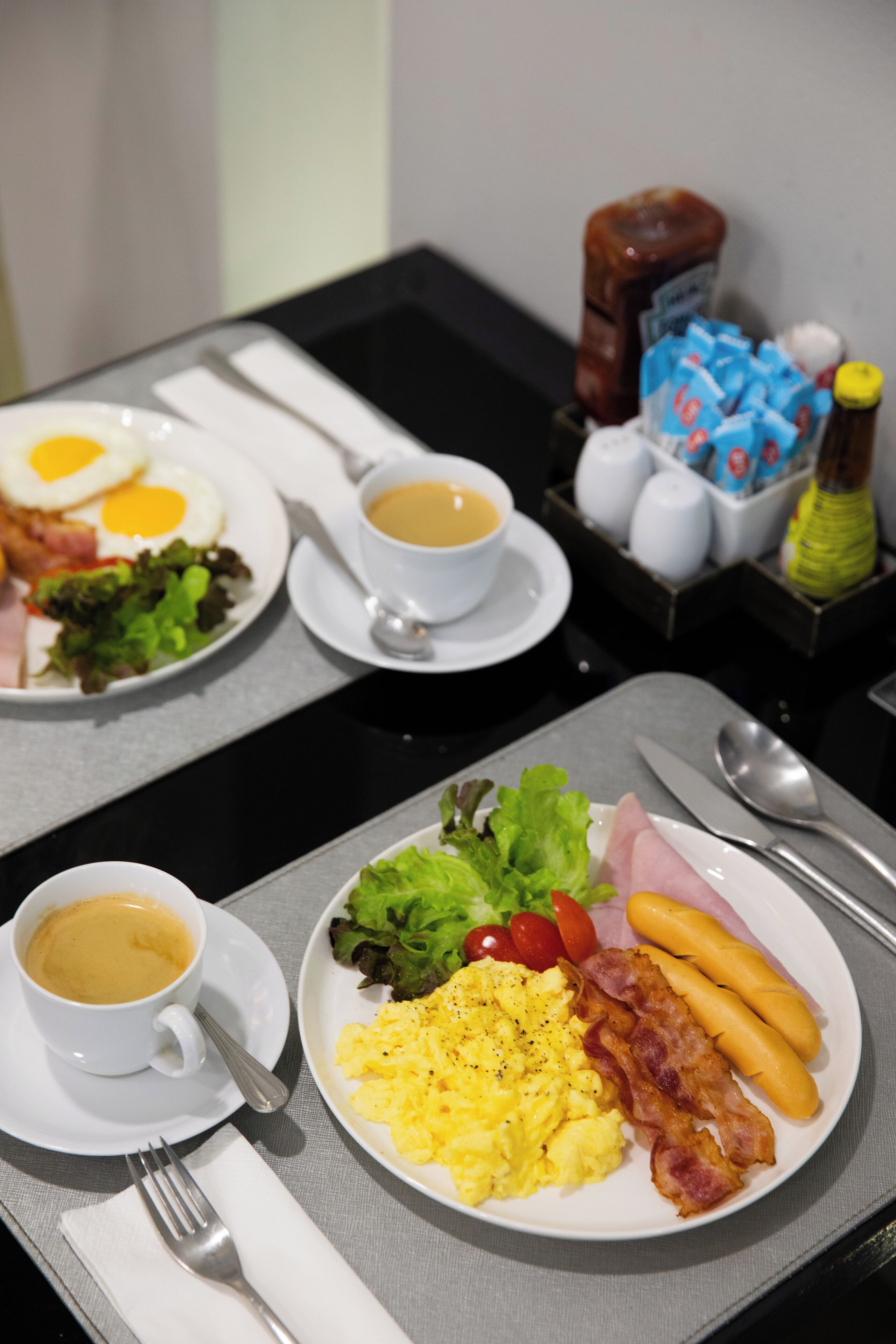 Bandeja de desayuno con huevos, tocino, jamón y salchichas.