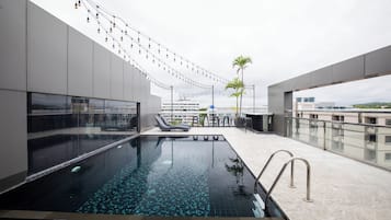 Piscine extérieure, accÚs possible de 7 h à 18 h, parasols