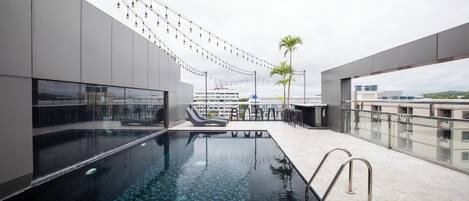 Piscine extérieure, parasols de plage, chaises longues