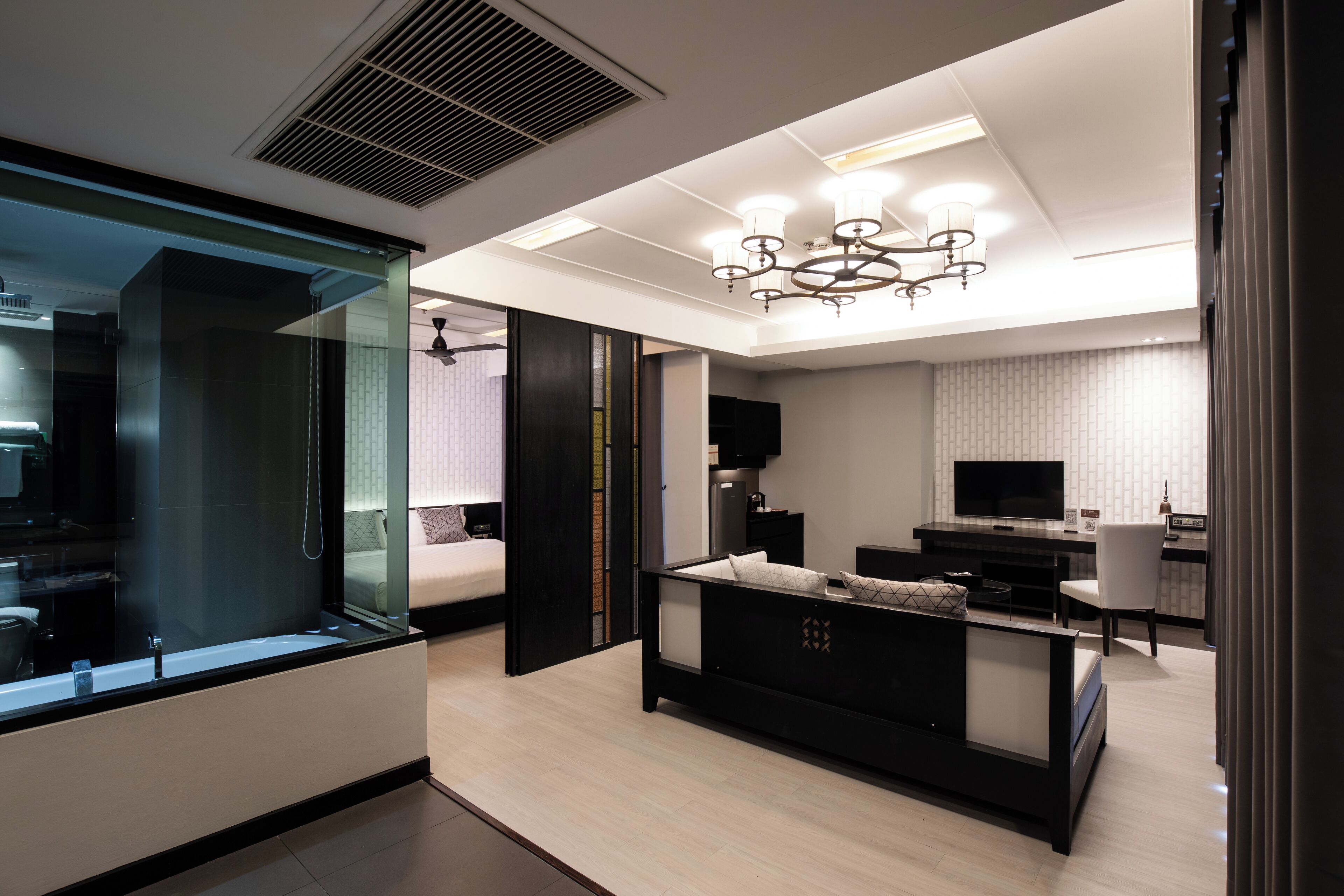 grand deluxe room | minibar, in-room safe, desk, blackout curtains