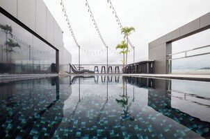 Una piscina al aire libre (de 07:00 a 18:00), sombrillas, tumbonas
