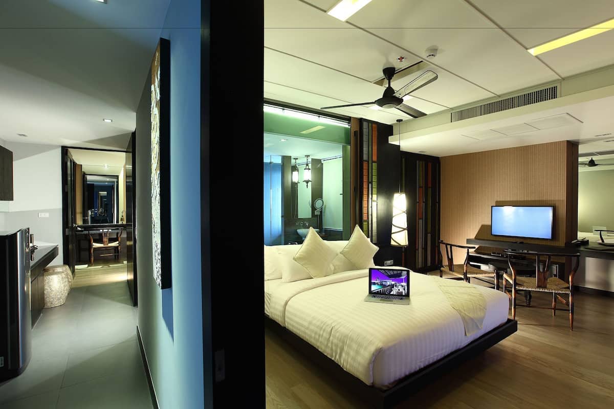 Minibar, värdeförvaringsskåp på rummet och skrivbord