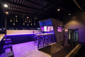 Quầy bar bên hồ bơi