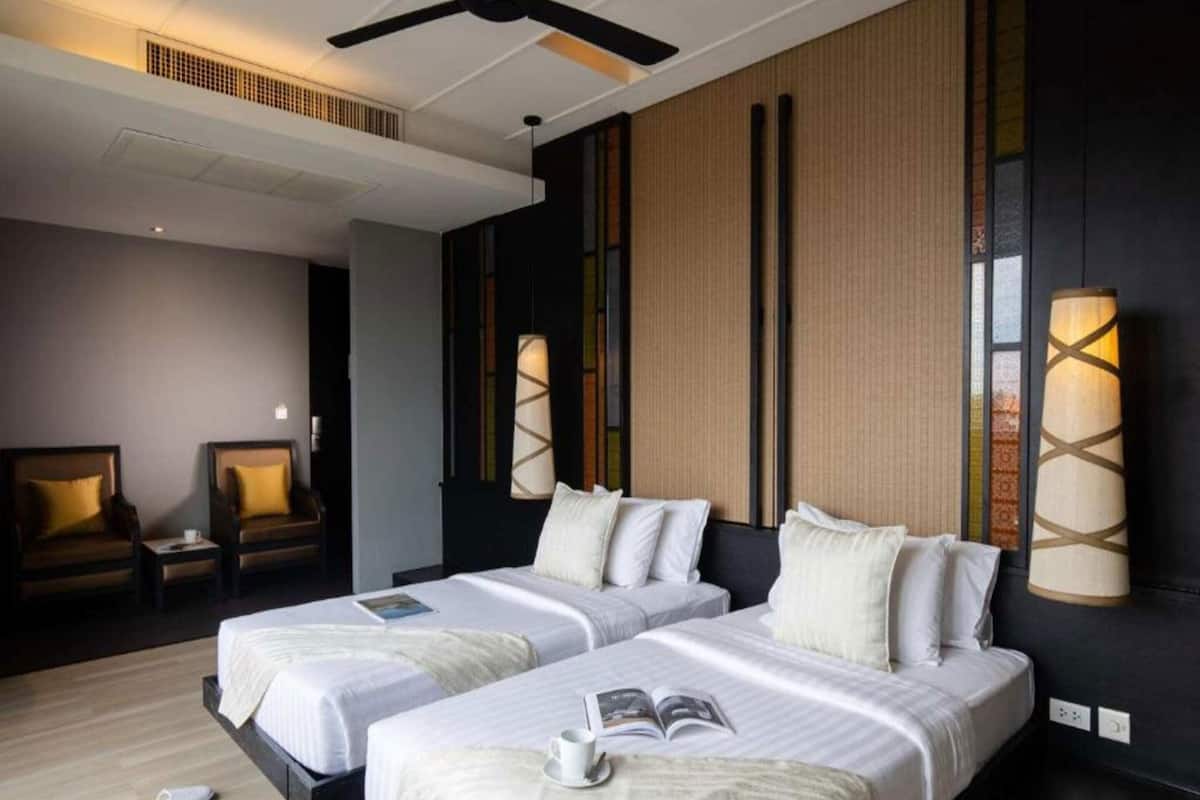 Minibar, värdeförvaringsskåp på rummet och skrivbord