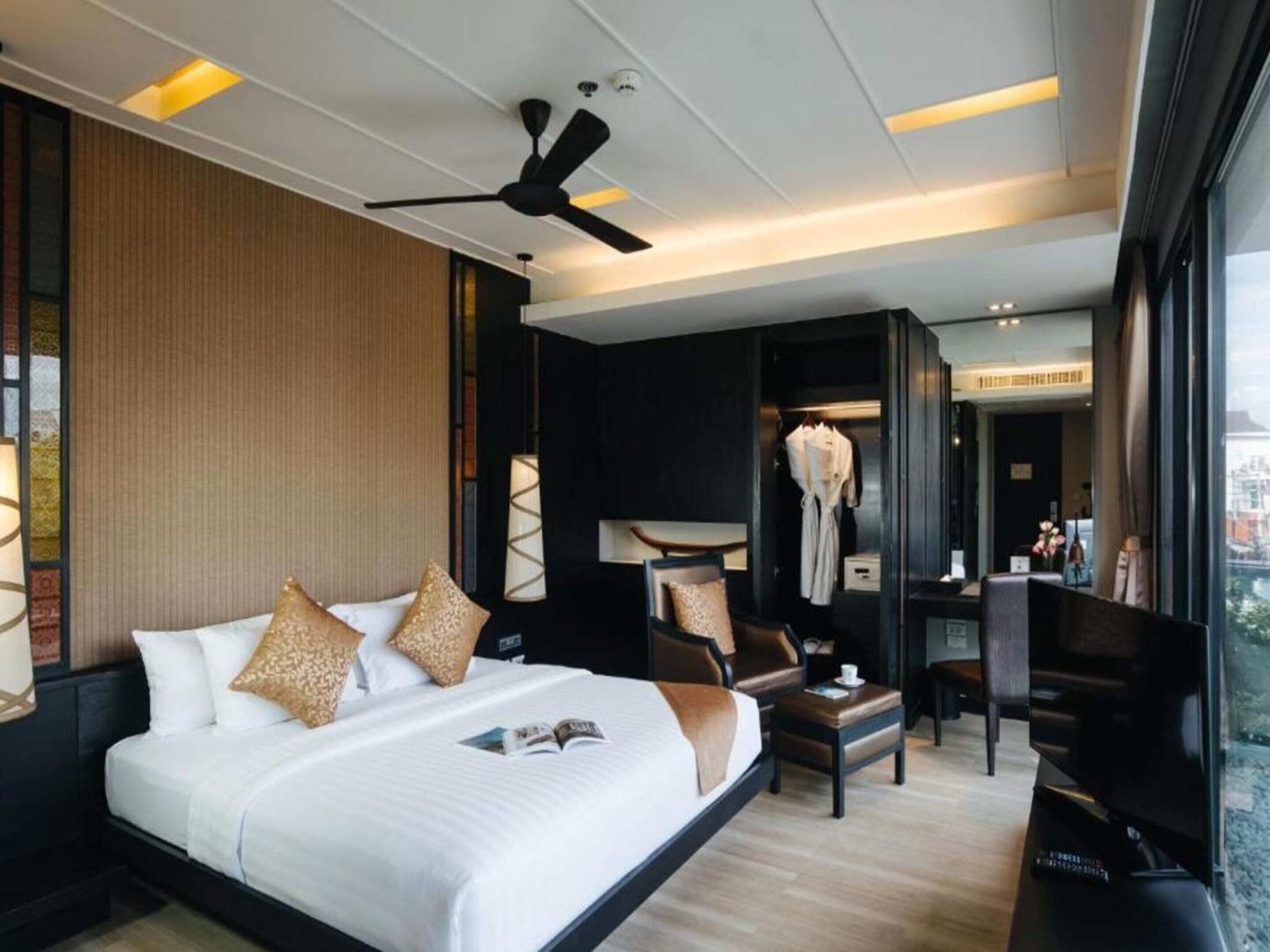 Minibar, Zimmersafe, Schreibtisch, Verdunkelungsvorhänge