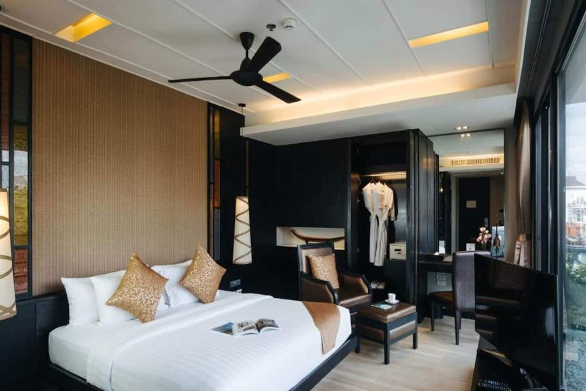 Minibar, värdeförvaringsskåp på rummet och skrivbord