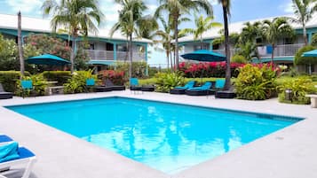 Utomhuspool, parasoller och solstolar