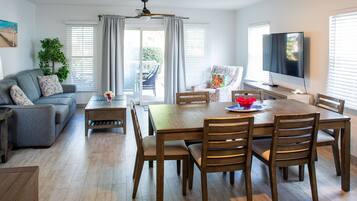 Townhome - 2 sovrum - utsikt mot poolen | Värdeförvaringsskåp på rummet, individuell inredning och unika möbler