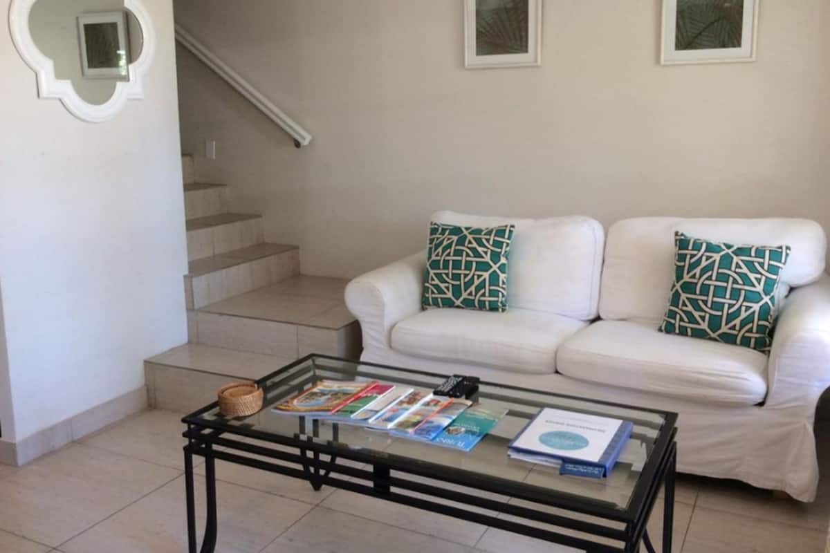 Maison en rangée, 3 chambres, vue sur la piscine, au bord de la piscine | Salle de séjour | Téléviseur à écran plat