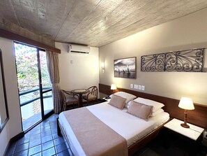 Habitación estándar | Minibar, caja de seguridad en la habitación, wifi gratis y ropa de cama 
