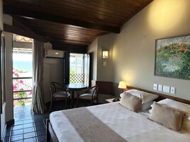 Apto Especial com Vista Parcial Mar | Minibar, in-room safe, free WiFi, bed sheets