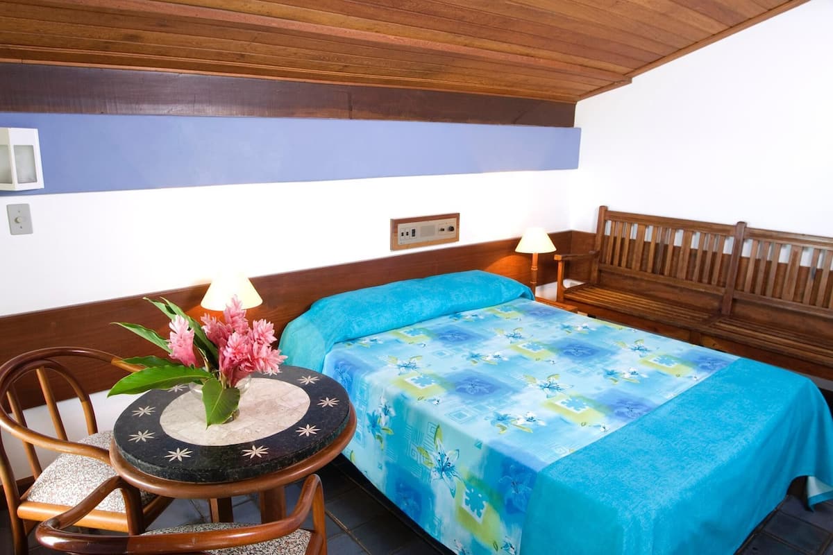 Minibar, caja fuerte, wifi gratis y ropa de cama