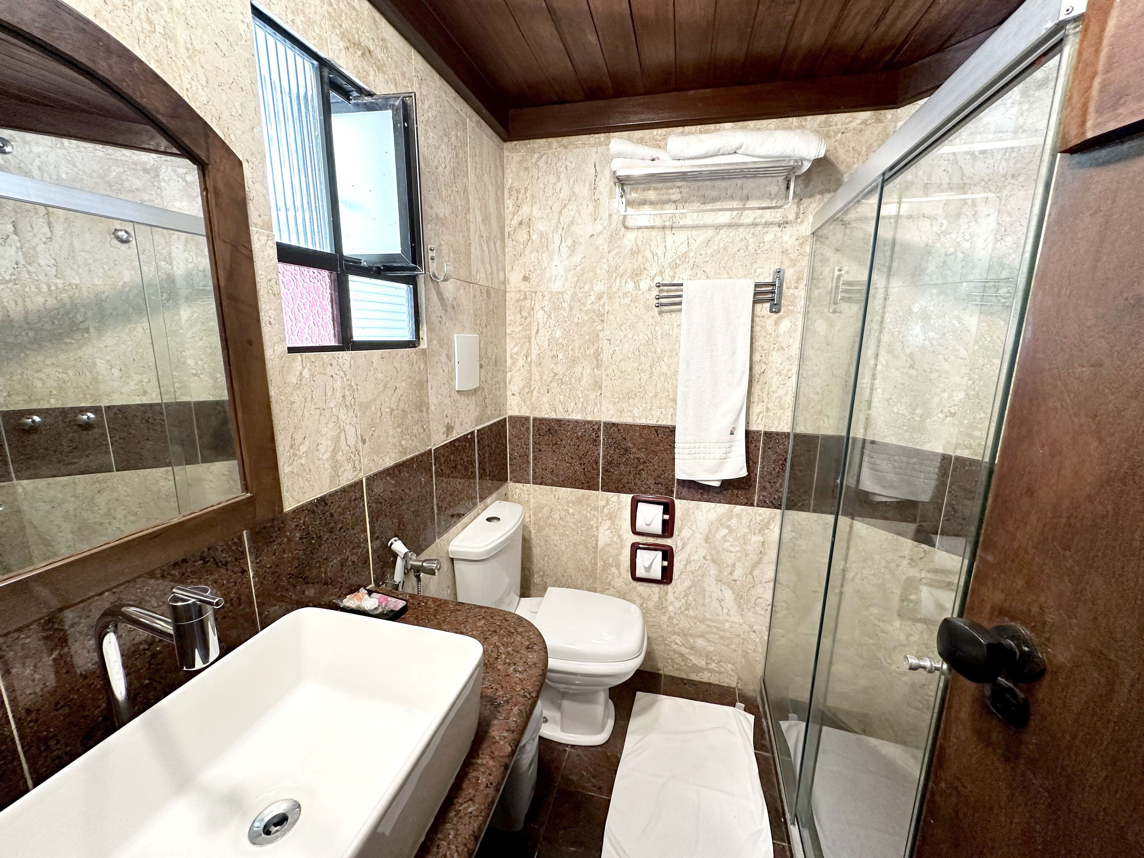 Een badkamer met een wastafel, toilet en douche.