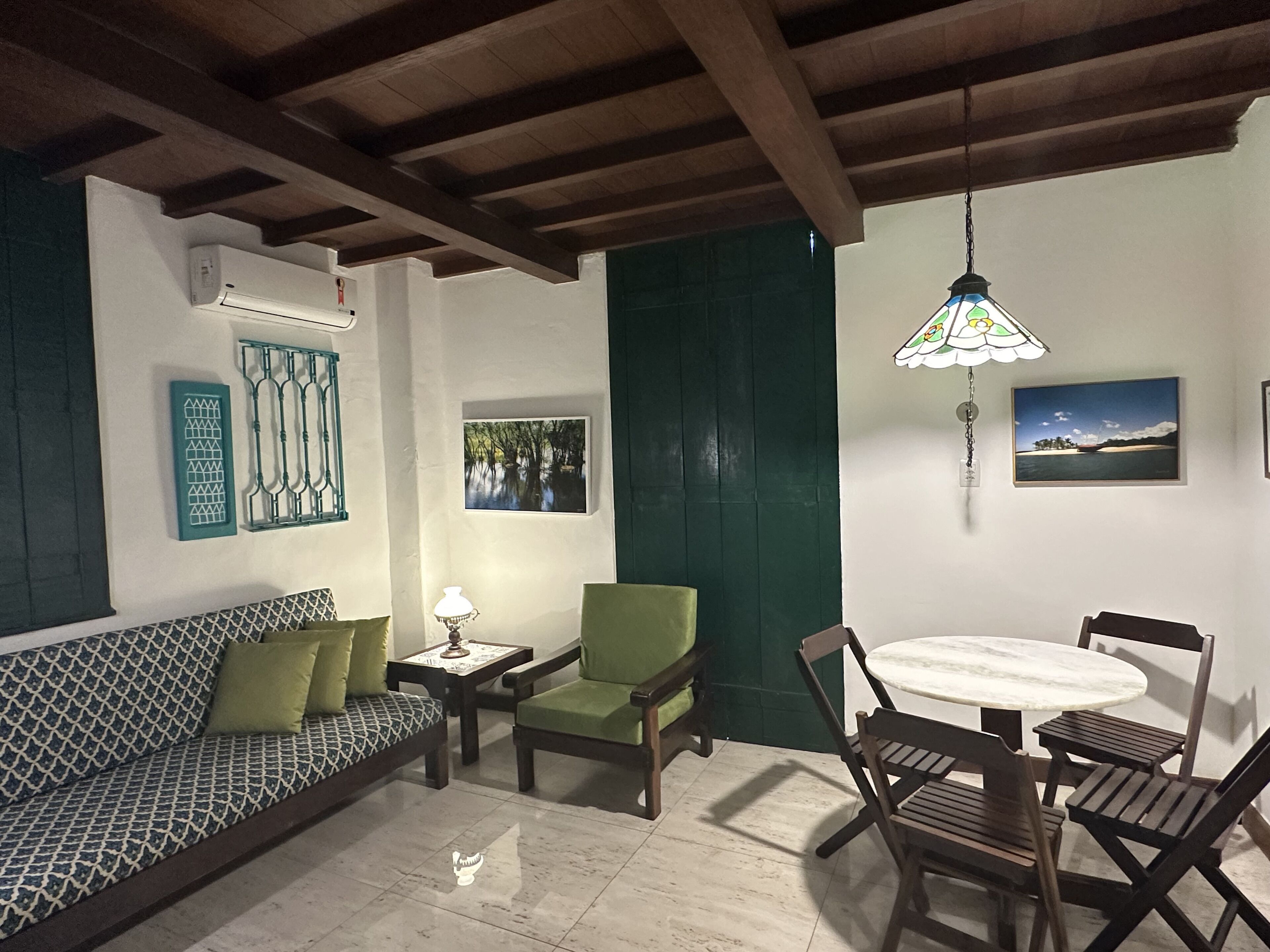 듀플렉스 | 거실 공간 | 케이블 채널 시청이 가능한 20인치 TV