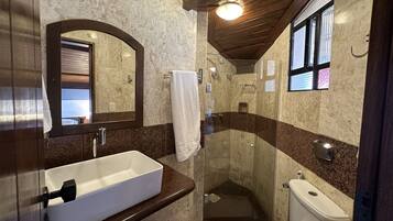 Ducha, secador de pelo, toallas