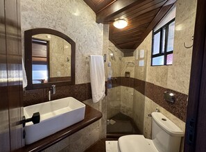 Apto Especial com Vista Parcial Mar | Bathroom | Shower, hair dryer, towels