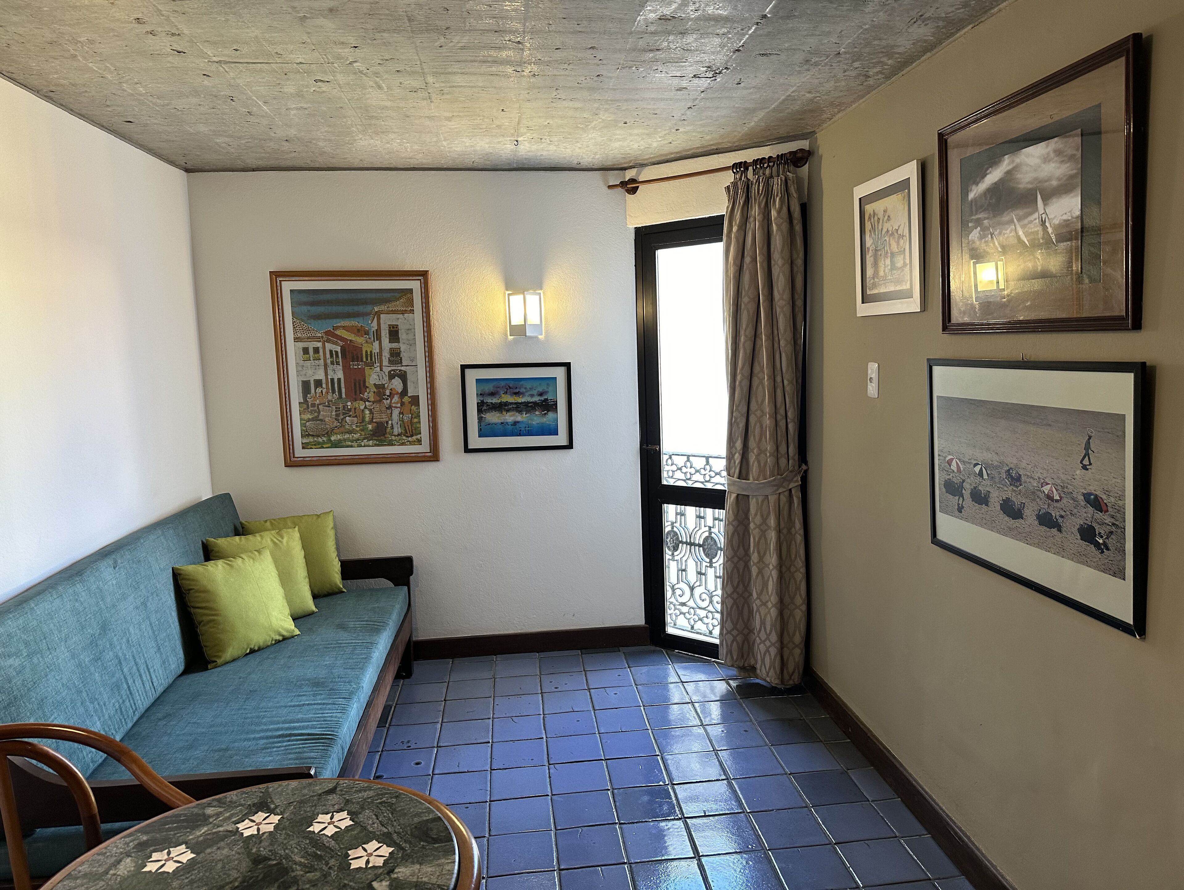 suite | living area | 20-inch tv with cable channels