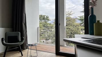 Deluxe Triple Room | Down comforters, minibar, in-room safe, desk