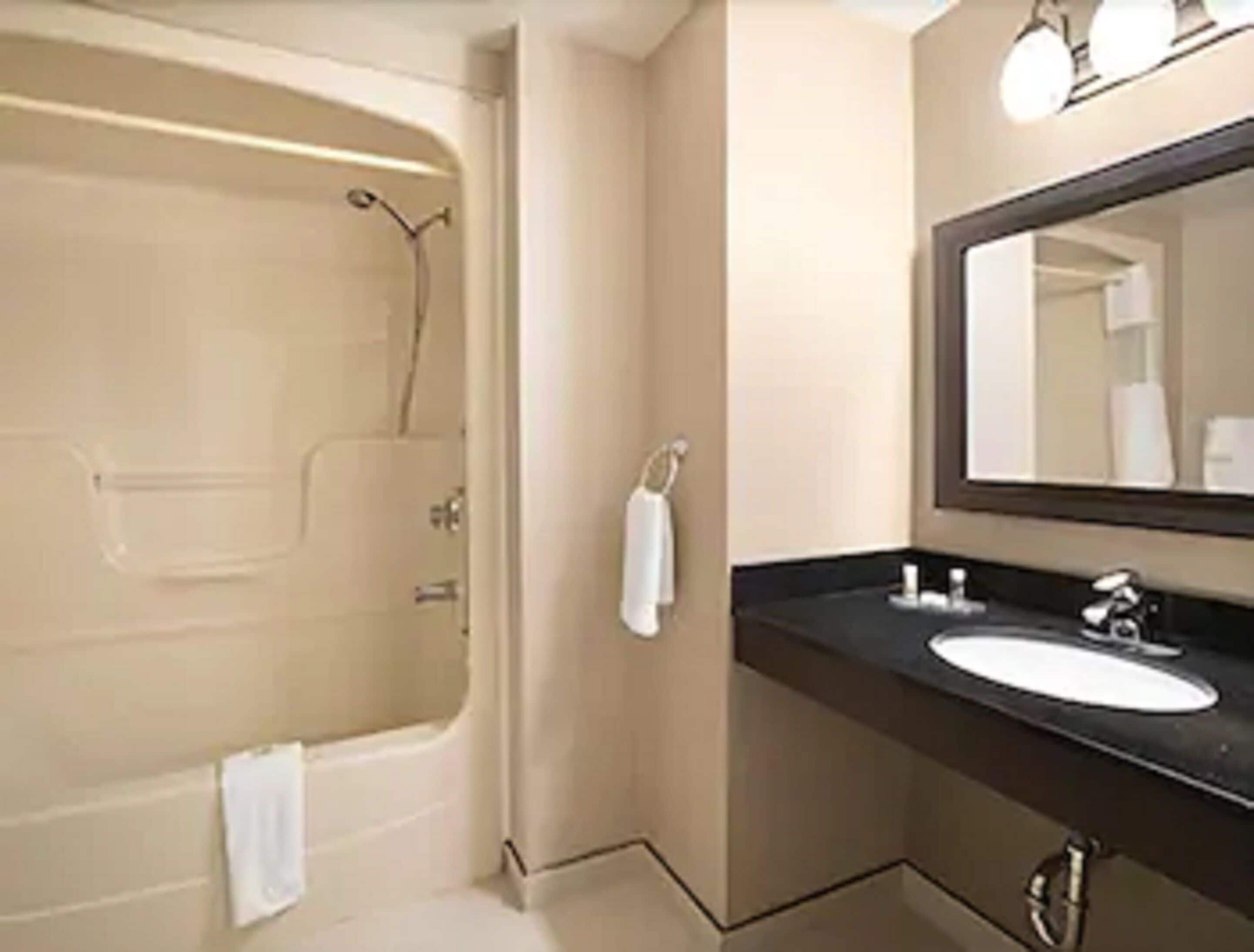 Ducha y bañera combinadas y artículos de higiene personal gratuitos