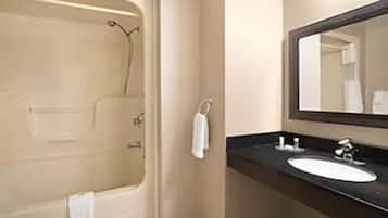 Duschwanne, kostenlose Toilettenartikel, Haartrockner, Handtücher
