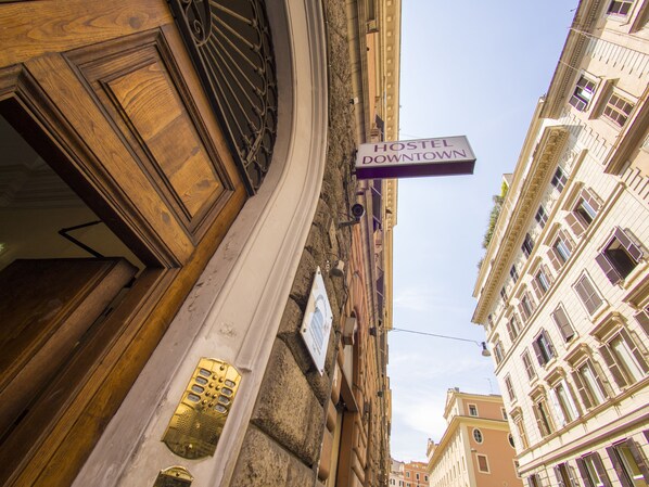 Property entrance - Alessandro Downtown Hostel (Rome)