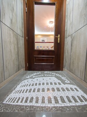 Property entrance - Alessandro Downtown Hostel (Rome)