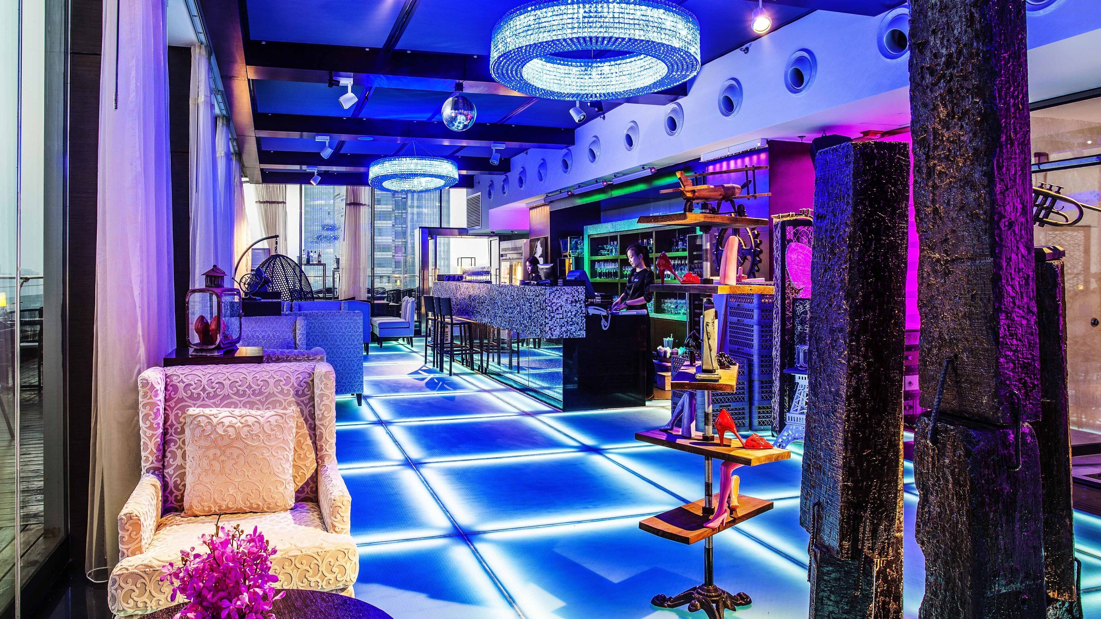 2 restaurants, breakfast, lunch, dinner served; international cuisine