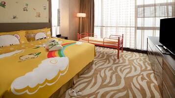 Deluxe Room (Holiday Inn) | Minibar, in-room safe, desk, laptop workspace