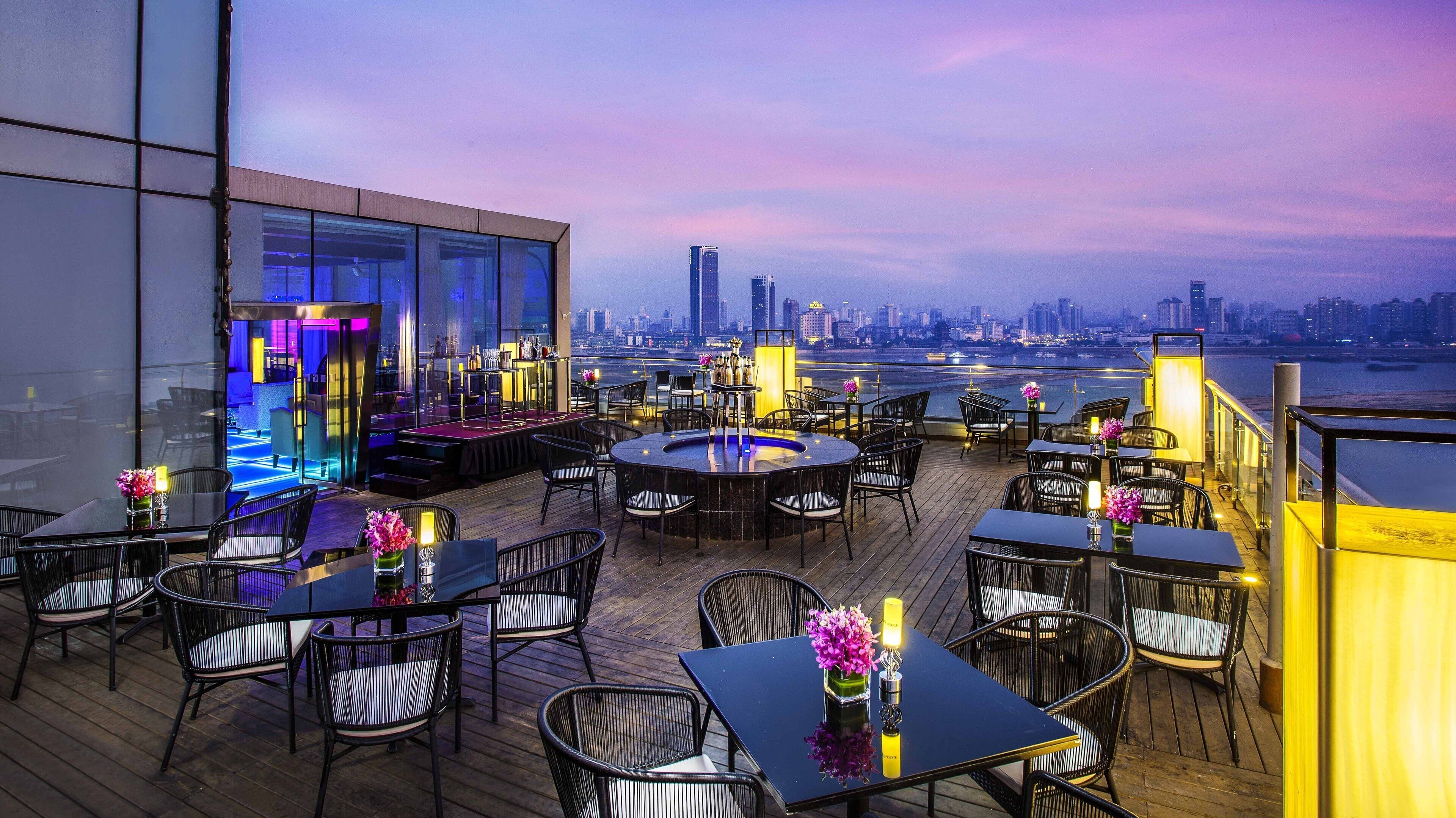 2 restaurants, breakfast, lunch, dinner served; international cuisine