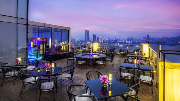 2 restaurants, breakfast, lunch, dinner served; international cuisine - Holiday Inn Nanchang Riverside by IHG (Nanchang)