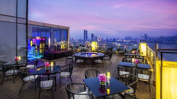 2 间餐厅，供应早餐、午餐和晚餐，国际美食