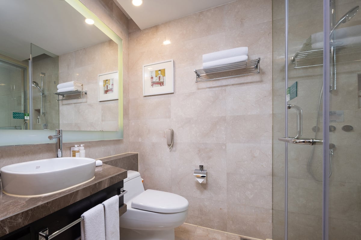 Articles de toilette gratuits, sĂšche-cheveux, peignoirs, chaussons