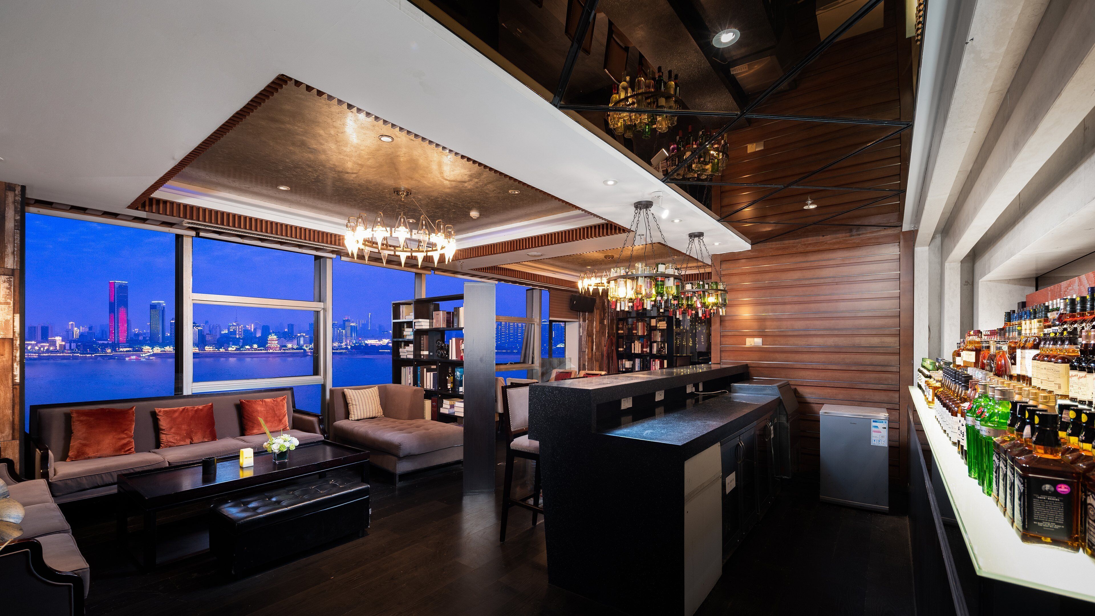 2 restaurants, breakfast, lunch, dinner served; international cuisine 