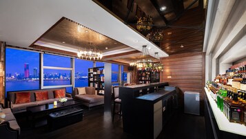 2 间餐厅，供应早餐、午餐和晚餐，国际美食