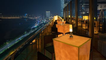 2 restaurants; breakfast, lunch, and dinner served