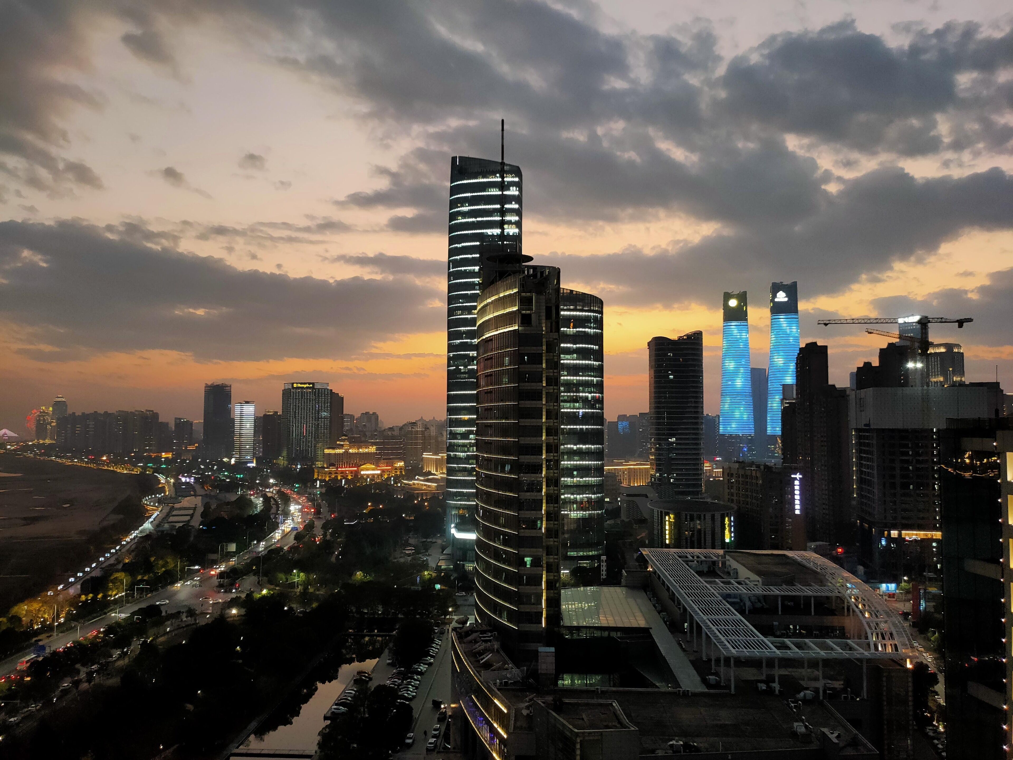 deluxe room (holiday inn) | city view