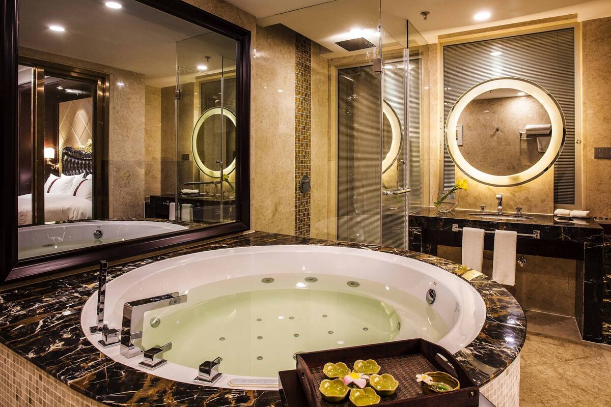 premium room | 1 bedroom, minibar, in-room safe, desk