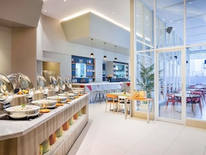 Breakfast, lunch, dinner served; international cuisine  - ibis Styles Jakarta Mangga Dua Square (Jakarta)