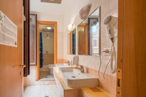 Triple Room, Private Bathroom | Bathroom