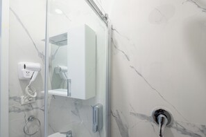 Superior driepersoonskamer | Badkamer